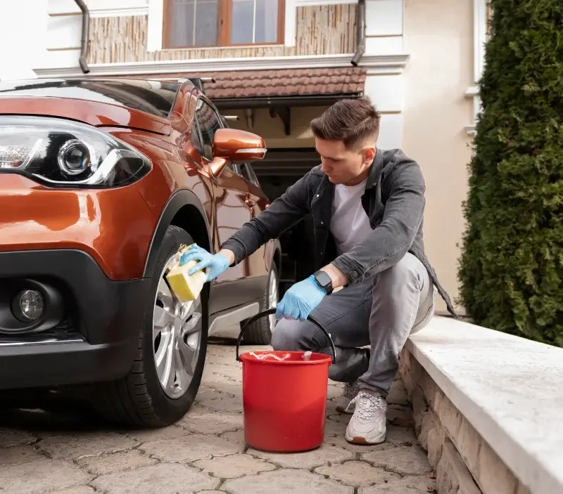 Lavage auto à domicile La Motte-Feuilly : professionnel intervenant sur un véhicule